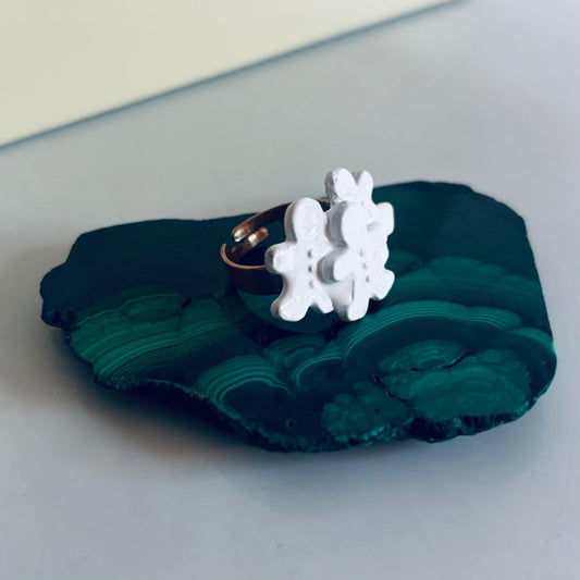 [skrɛːp] ring from reclaimed materials: "Three wise Gingerbread men"